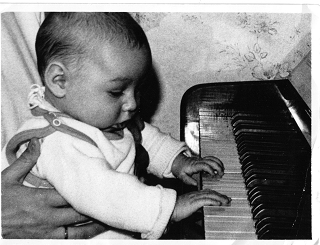als Kleinkind am Klavier